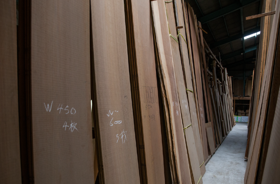 目利きのプロによって選びぬかれた“銘木”を保管する倉庫「銘木倉庫」があります。